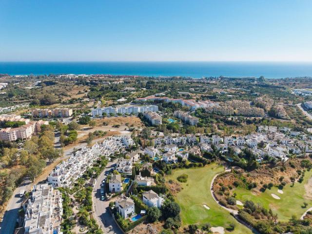 Ubicada en la codiciada zona norte de Estepona, esta villa b. 293m² Estepona