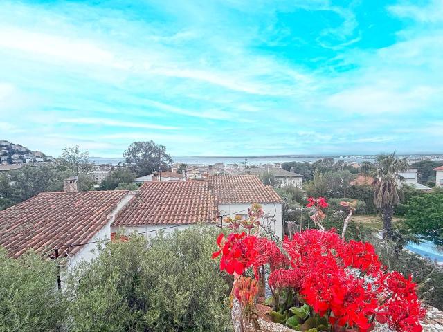Ubicada en la codiciada zona de El Grecs, esta impresionante. 296m² Roses