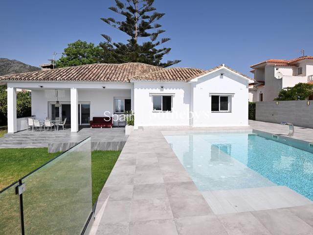 Ubicada en la consolidada zona residencial de Cortijo de Maz. 264m² Las Cabezas de San Juan