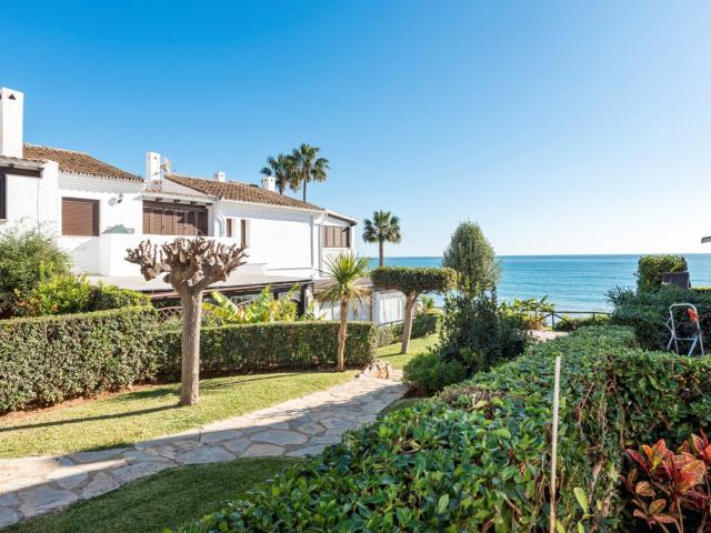 Ubicada en la cotizada urbanización Bahía Azul en primera lí. 97m² Estepona