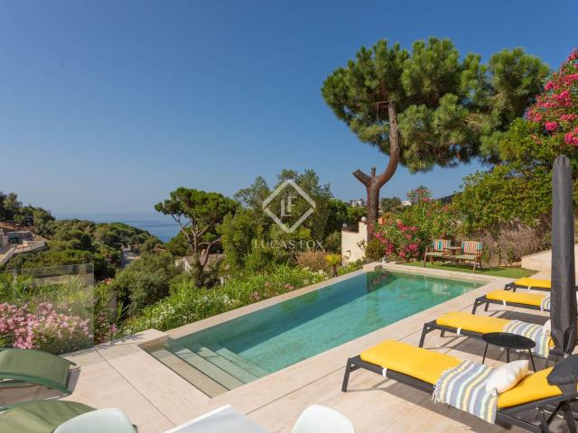 Ubicada en la exclusiva urbanización de Santa Maria de Llore. 301m² Tossa de Mar