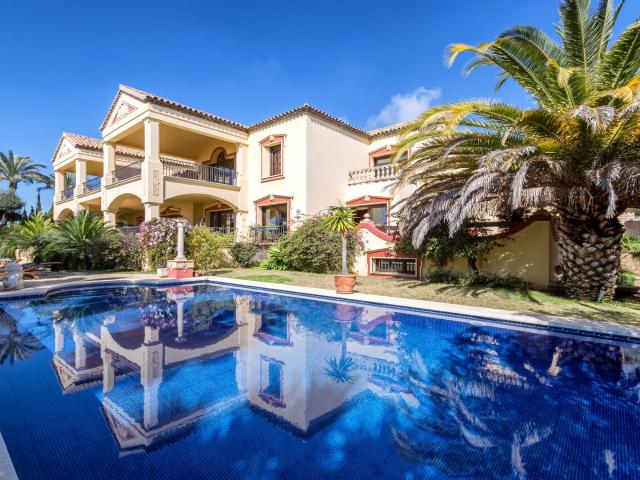 Ubicada en la exclusiva urbanización de Sierra Blanca, en pl. 1396m² Marbella