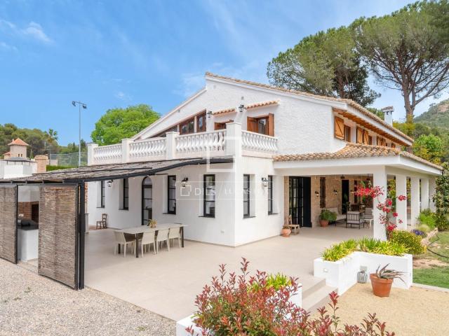 Ubicada en la exclusiva zona residencial de Náquera, a las p. 527m² Náquera
