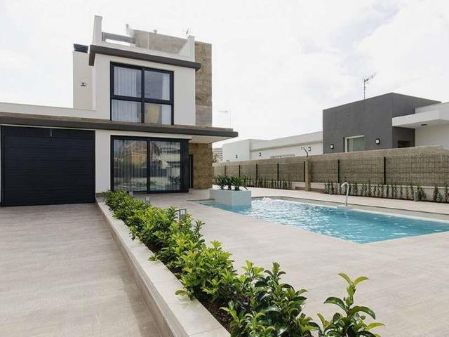 Ubicada en la encantadora localidad de Orihuela, esta exclus. 240m² Dehesa de campoamor
