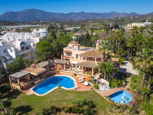 Ubicada en la hermosa costa de la Nueva Milla de Oro, esta i. 1013m² Estepona