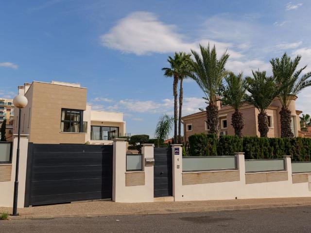 Ubicada en la hermosa localidad de Torrevieja, esta villa of. 430m² Torrevieja