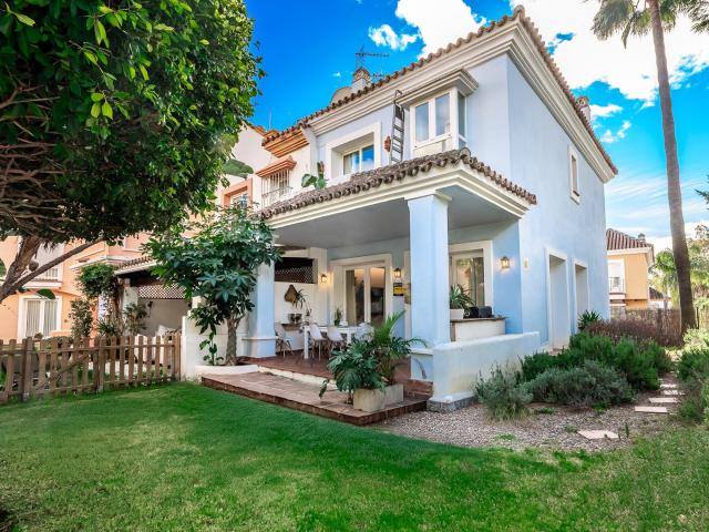 Ubicada en la prestigiosa Aloha Lake Village, Nueva Andalucí. 173m² Marbella