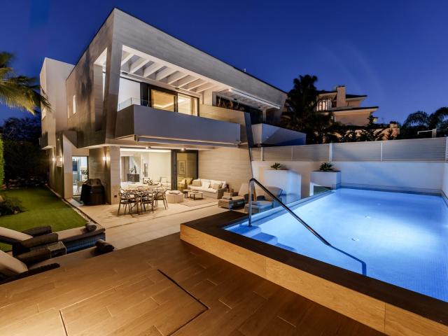 Ubicada en la prestigiosa comunidad cerrada de Banus Bay, a. 432m² Marbella