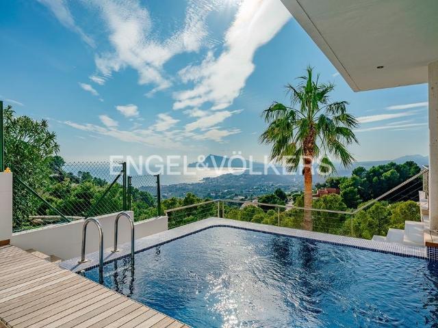 Ubicada en la prestigiosa Sierra de Altea, esta impresionant. 680m² Altea