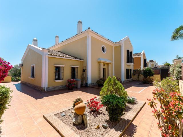 Ubicada en la prestigiosa urbanización cerrada de Villas y G. 508m² San Pedro de Alcántara
