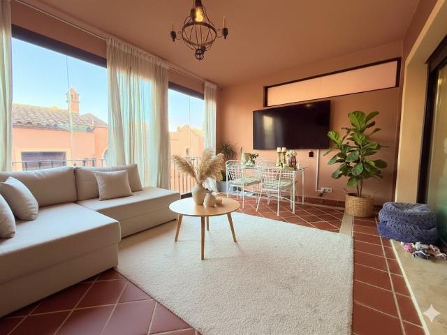 Ubicada en la prestigiosa urbanización cerrada, esta viviend. 180m² Estepona