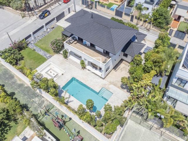 Ubicada en la prestigiosa y serena zona residencial de La Fo. 360m² Sant Joan d'Alacant
