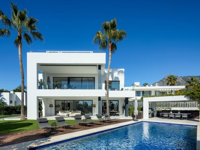 Ubicada en la prestigiosa zona de Altos de Puente Romano, en. 492m² Marbella