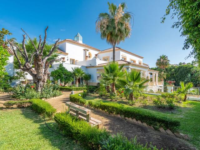Ubicada en la prestigiosa zona de El Paraíso Alto, al oeste. 1248m² Benahavís