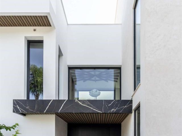 Ubicada en la prestigiosa zona de El Paraíso, esta exclusiva. 1182m² Benahavís