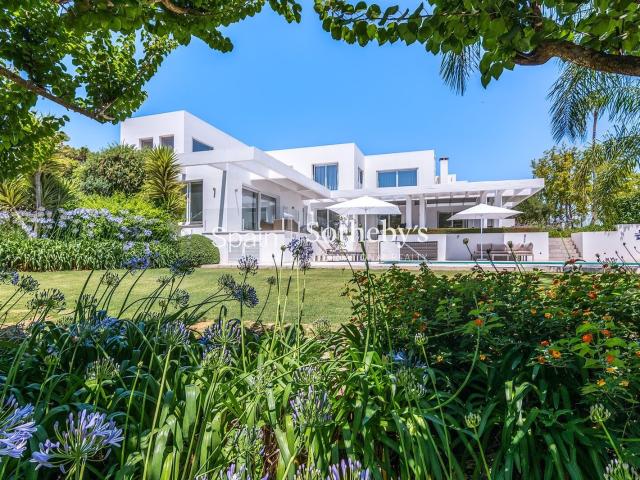 Ubicada en la prestigiosa zona de Kings & Queens de Sotogran. 582m² Sotogrande