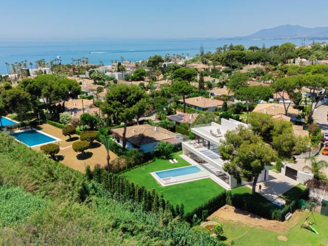 Ubicada en la prestigiosa zona de Los Monteros, en Marbella. 910m² Marbella