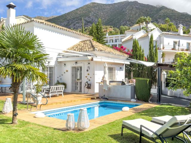 Ubicada en la segura urbanización Sierra Blanca Country Club. 160m² Istán