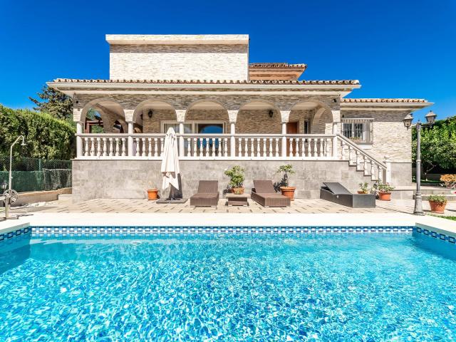 Ubicada en la tranquila área residencial de Marbesa, esta en. 182m² Marbella