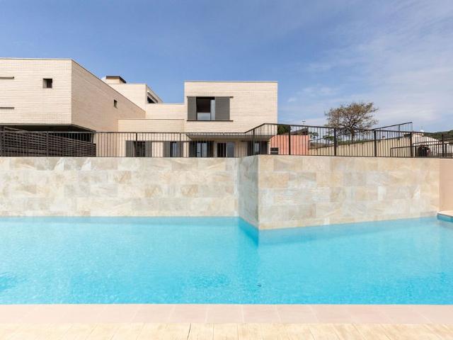 Ubicada en la urbanización Vallveric de Mataró, esta casa co. 300m² Mataró