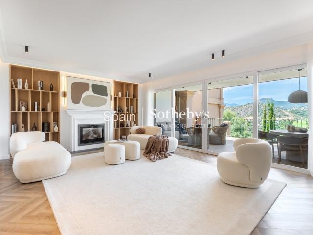 Ubicada en las colinas de Benahavís, con vistas al Golf Los. 200m² Huerta malaga
