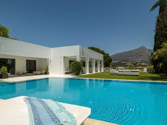Ubicada en segunda línea del campo de golf Las Brisas en el. 754m² Marbella