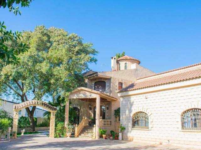 Ubicada en un entorno privilegiado, esta finca en Crevillent. 1110m² Crevillente