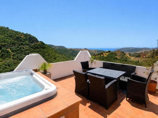 Ubicada en una tranquila avenida de Casares Pueblo, esta enc. 140m² Casares