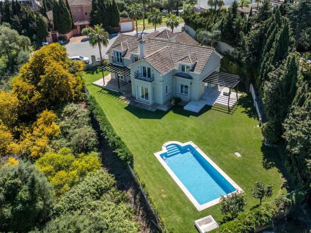 Ubicada en una tranquila zona de Sotogrande Costa, en la con. 403m² Sotogrande