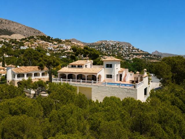 Ubicada en una tranquila zona residencial verde, esta villa. 326m² Altea