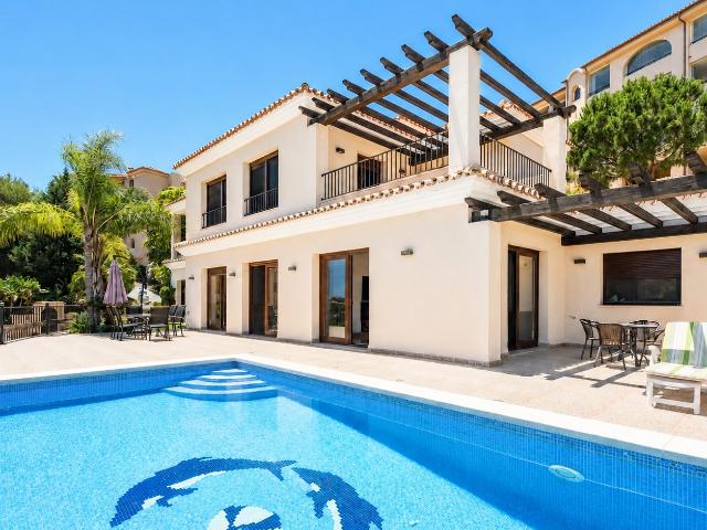 Ubicada en una tranquila zona residencial de Elviria, justo. 478m² Marbella