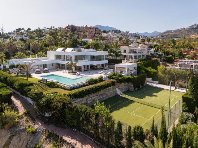 Ubicada en una zona muy solicitada de Nueva Andalucía, esta. 676m² Marbella