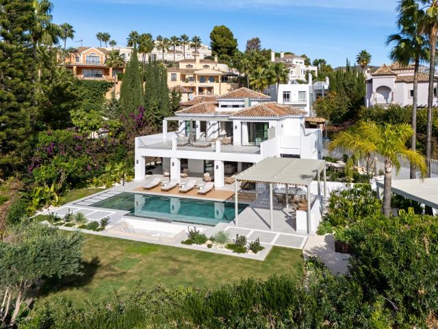 Ubicada en una amplia parcela privada en La Quinta, esta res. 483m² Benahavís