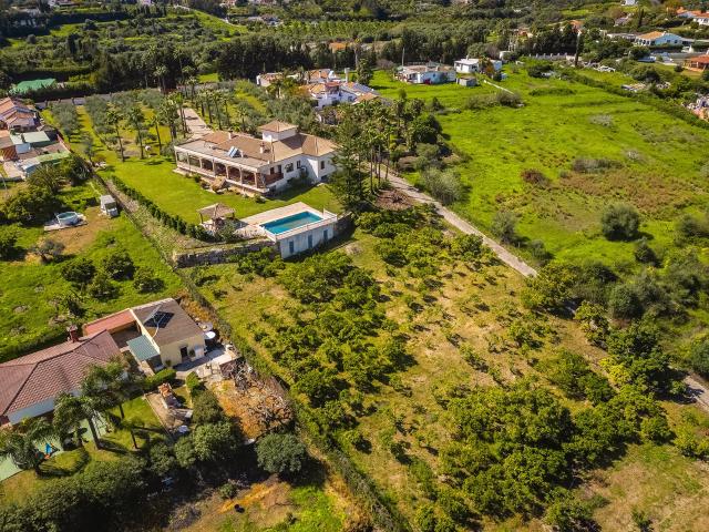 Ubicada en una amplia parcela rústica de aproximadamente 10. 614m² Estepona