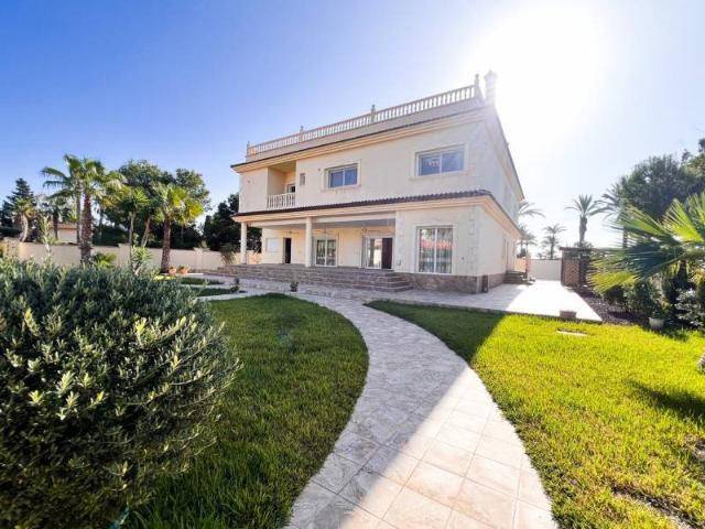 Ubicada en una de las avenidas más prestigiosas de Cabo Roig. 572m² Orihuela Costa