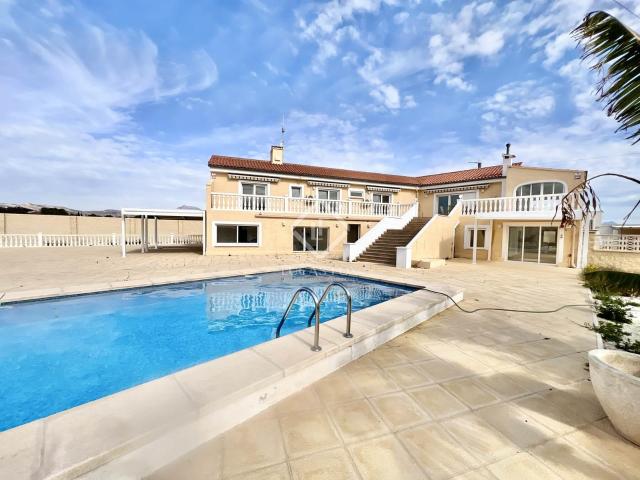 Ubicada en una de las zonas más exclusivas y tranquilas de M. 710m² Mutxamel