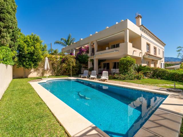 Ubicada en una de las zonas residenciales más consolidadas y. 554m² San Pedro de Alcántara