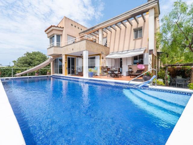 Ubicada en una de las zonas residenciales más exclusivas de. 392m² Amposta