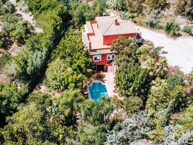 Ubicada en una extensa parcela de más de 4.300 m² a solo min. 670m² Mijas Costa