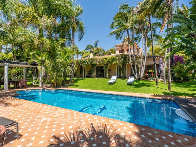 Ubicada en una extraordinaria parcela privada de más de 8.00. 739m² Marbella