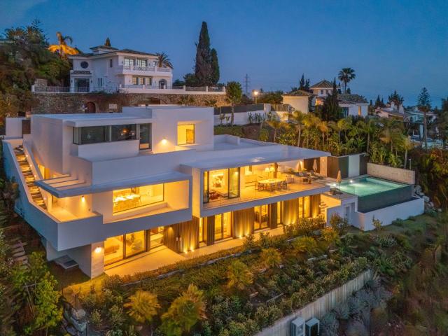 Ubicada en una parcela orientada al sur de más de 1000 m2, e. 616m² Marbella