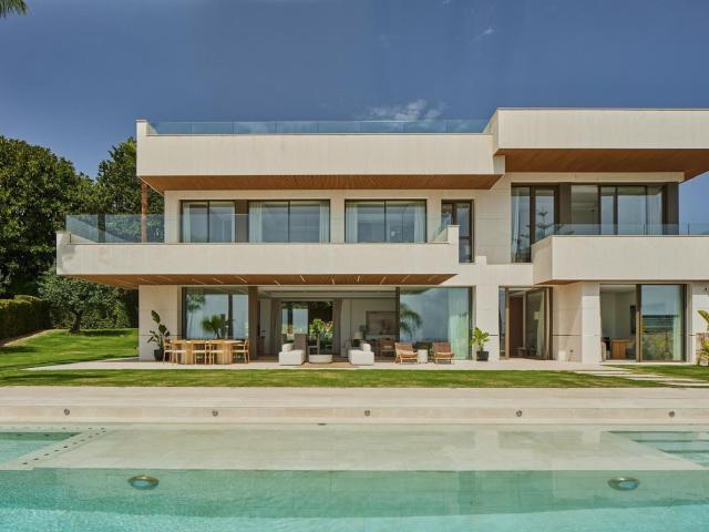 Ubicada en una parcela con hermosas vistas al mar, esta extr. 1174m² Málaga