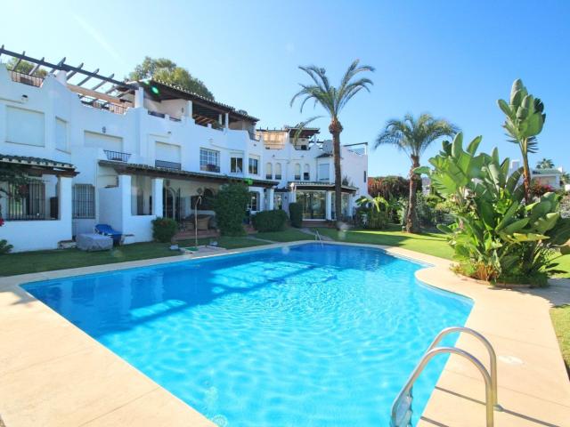 Ubicada junto a los prístinos greens del club de golf Los Na. 140m² Marbella