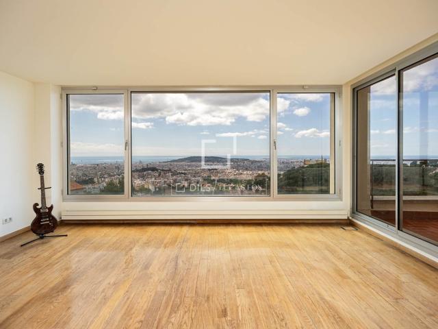 Ubicada sobre la vibrante ciudad de Barcelona, ​​esta excepc. 339m² Barcelona