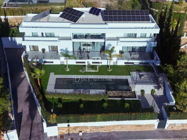 Ubicada sobre una parcela privada de 1.680 m² en la codiciad. 980m² El paraiso