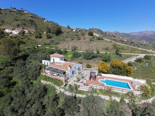 Ubicada tranquilamente cerca de Cómpeta, esta villa ofrece 3. 175m² Cómpeta
