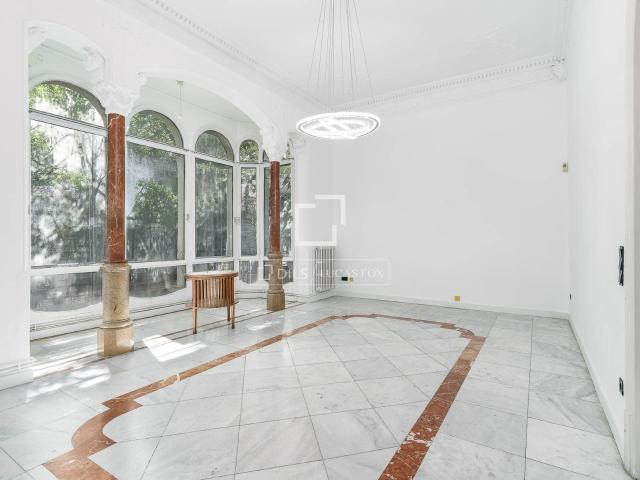 Ubicado a pocos pasos de Passeig Sant Joan, este piso clásic. 148m² Barcelona