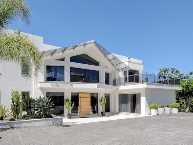Ubicado dentro de la prestigiosa comunidad cerrada de Los Na. 629m² Marbella
