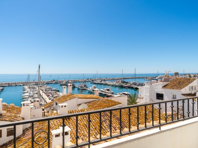 Ubicado en el corazón del emblemático Puerto Banús, este ele. 107m² Marbella