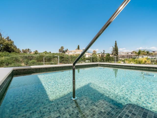 Ubicado en el prestigioso residencial Benalús, en pleno cora. 384m² Marbella